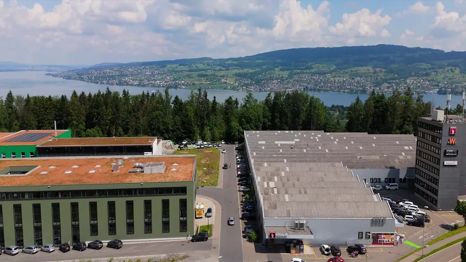Luftaufnahme des Areals an der Zugerstrasse in Wädenswil mit Blick auf den Zürichsee