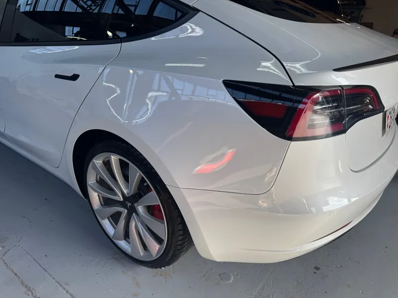 Nachher: Tesla Model 3, Heckschaden