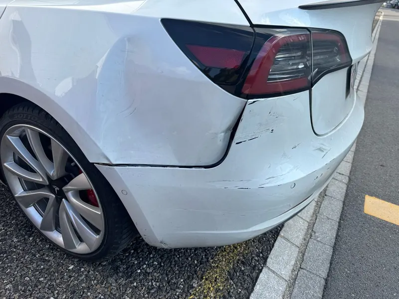 Vorher: Tesla Model 3, Heckschaden