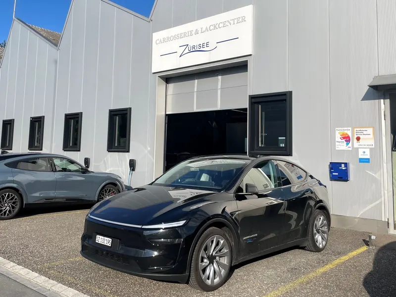 Tesla Model Y vor der Werkstatt